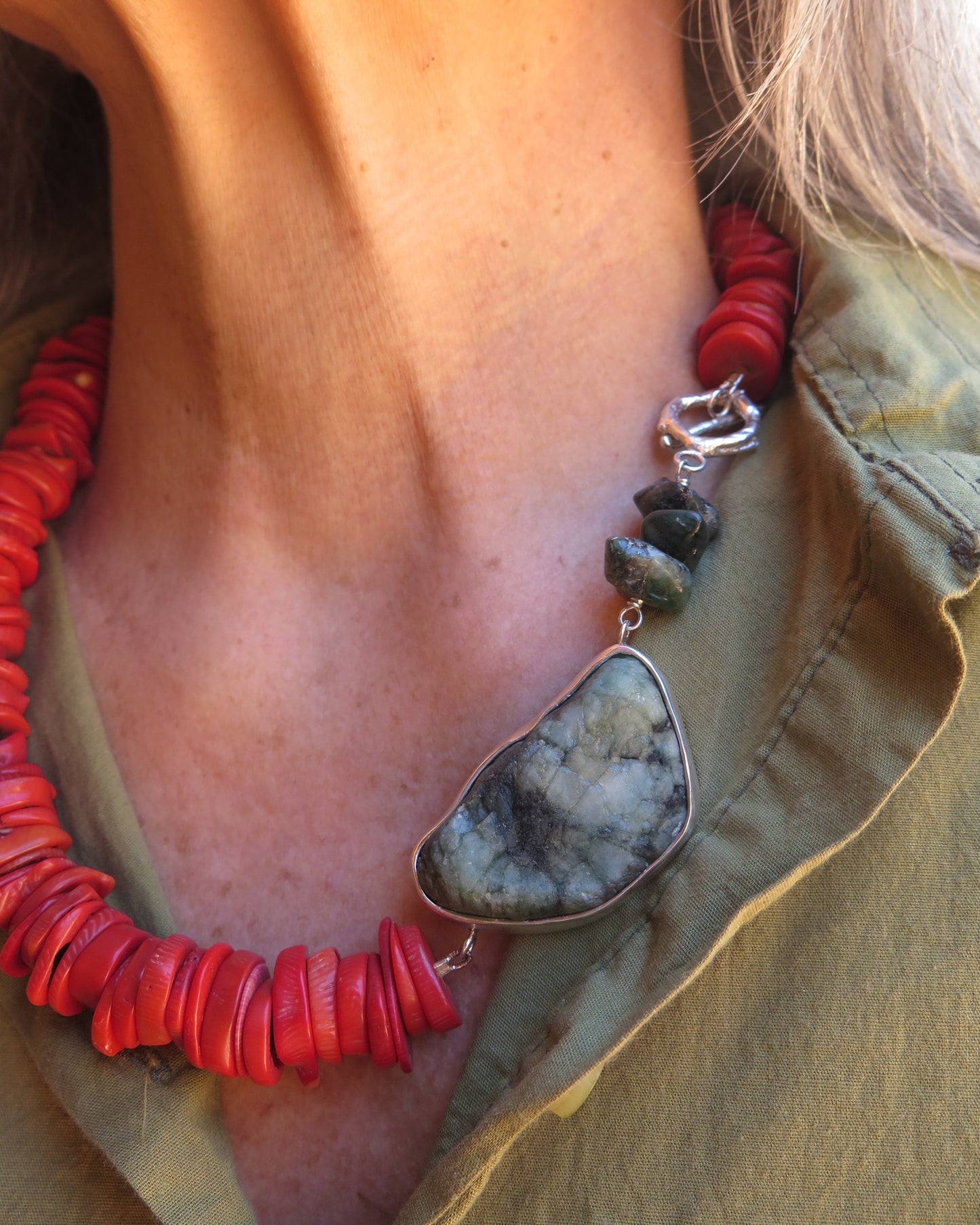 Colar | Coral com Esmeralda Bruta