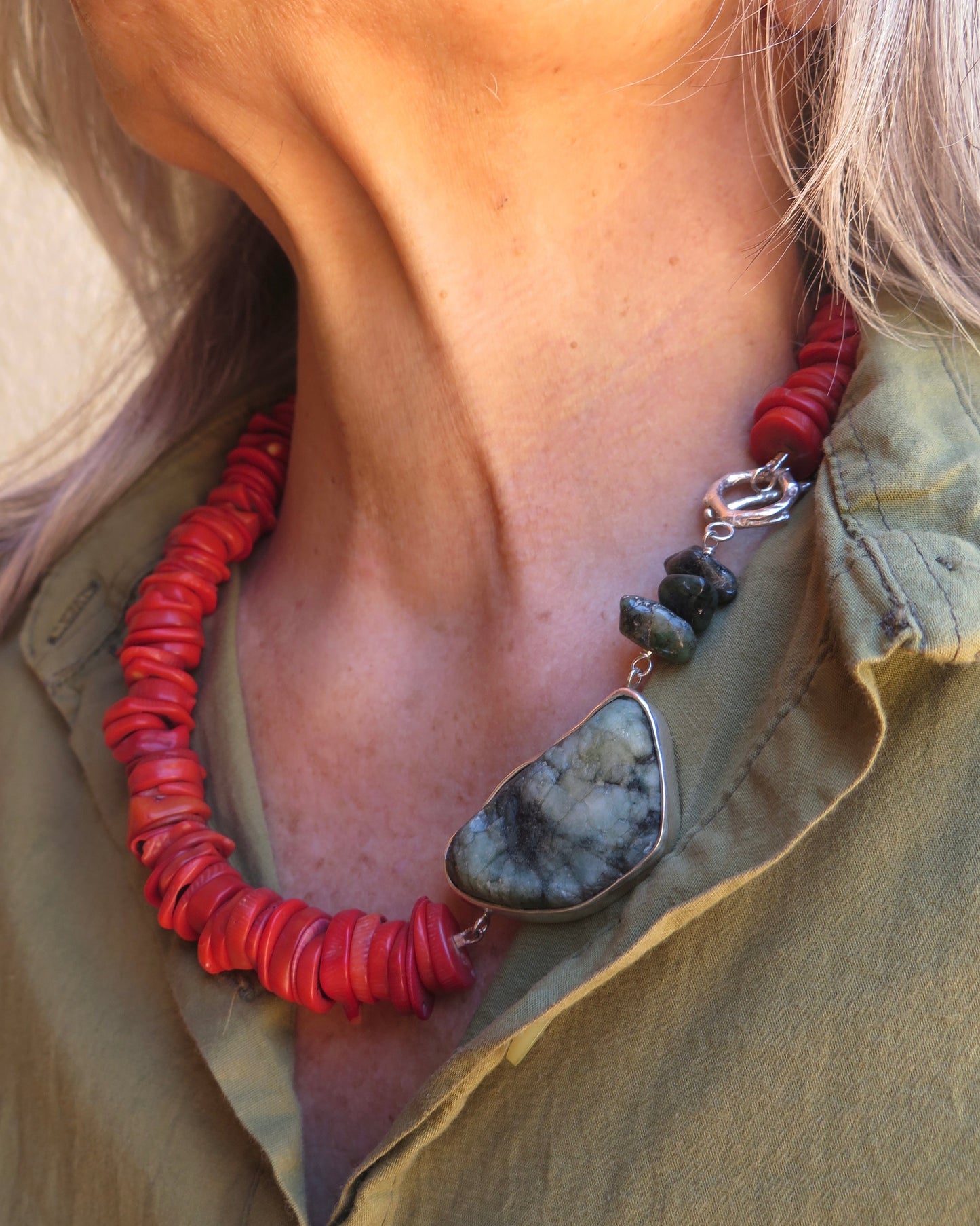Colar | Coral com Esmeralda Bruta