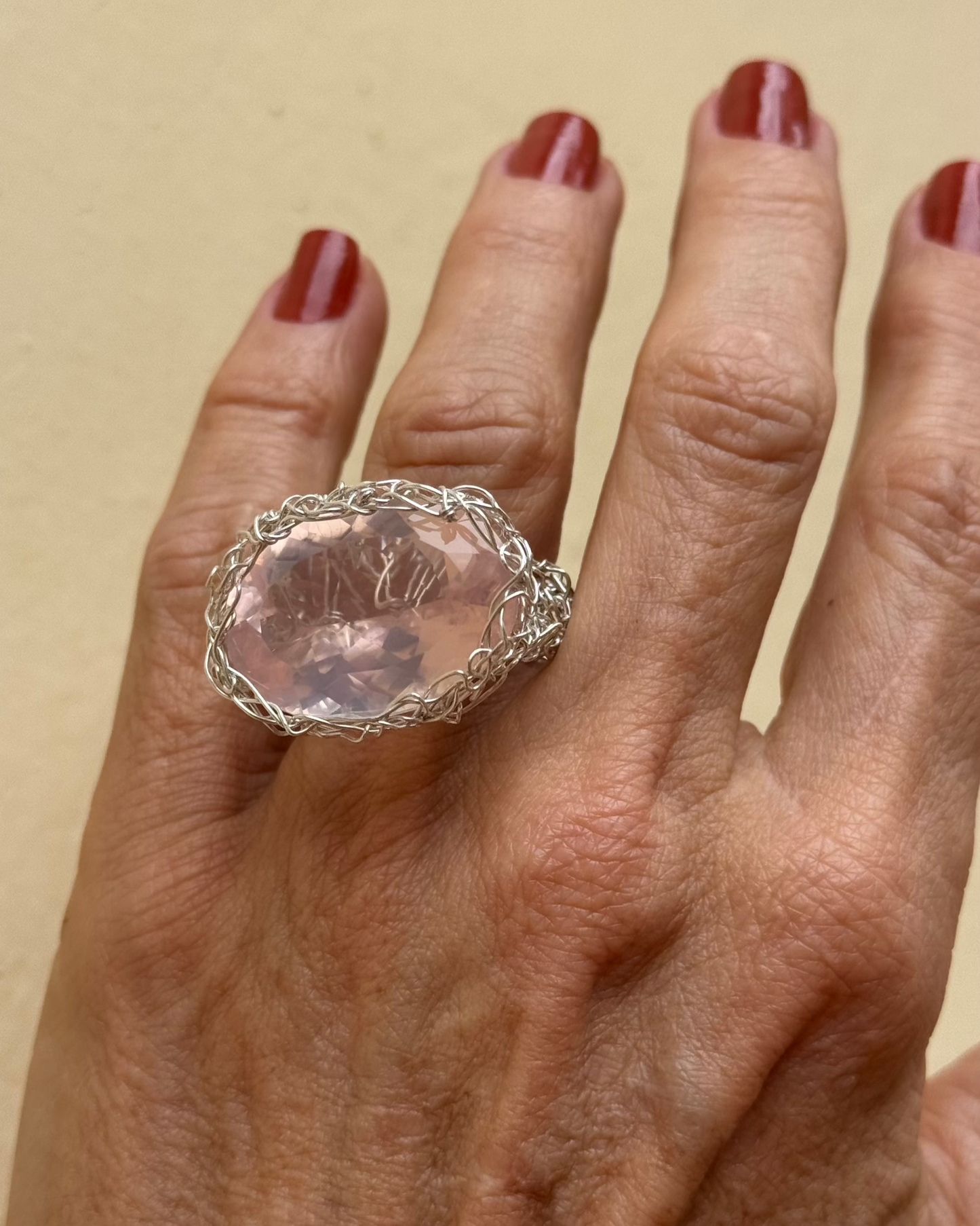 Anel Prata Costurada | Quartzo Rosa