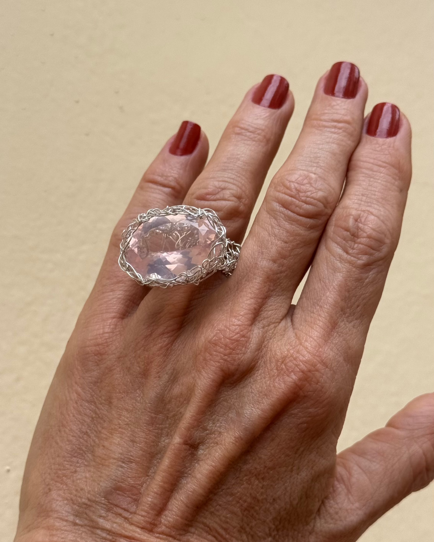 Anel Prata Costurada | Quartzo Rosa